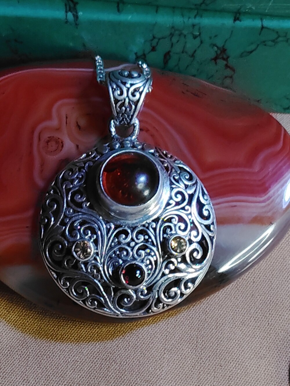 MEDALLION: AMBER/ORISSA GARNET & BRAZILIAN CITRINE. 24" 24"-ITALIAN STERLING CH.